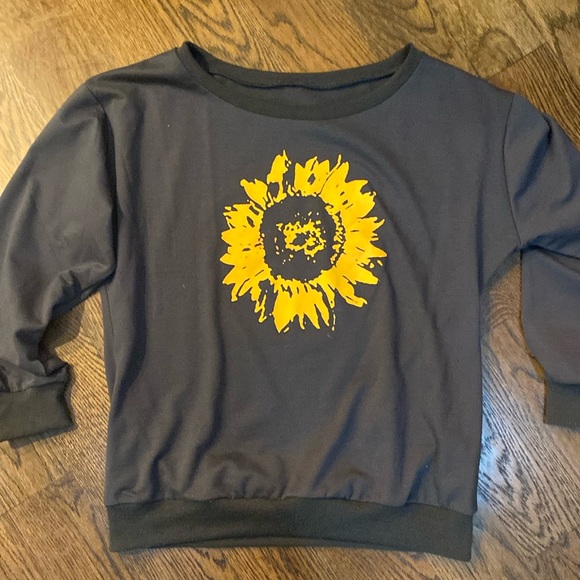 no name Tops - Sunflower Scoop Neck Sweatshirt  size Large